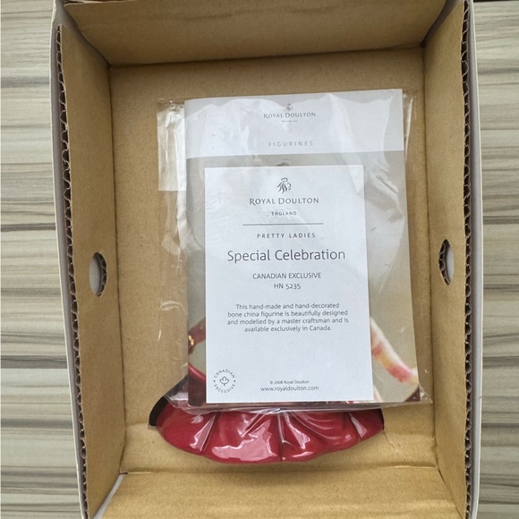 ROYAL DOULTON Canadian Exclusive- Special Celebration- - Picture 3 of 6